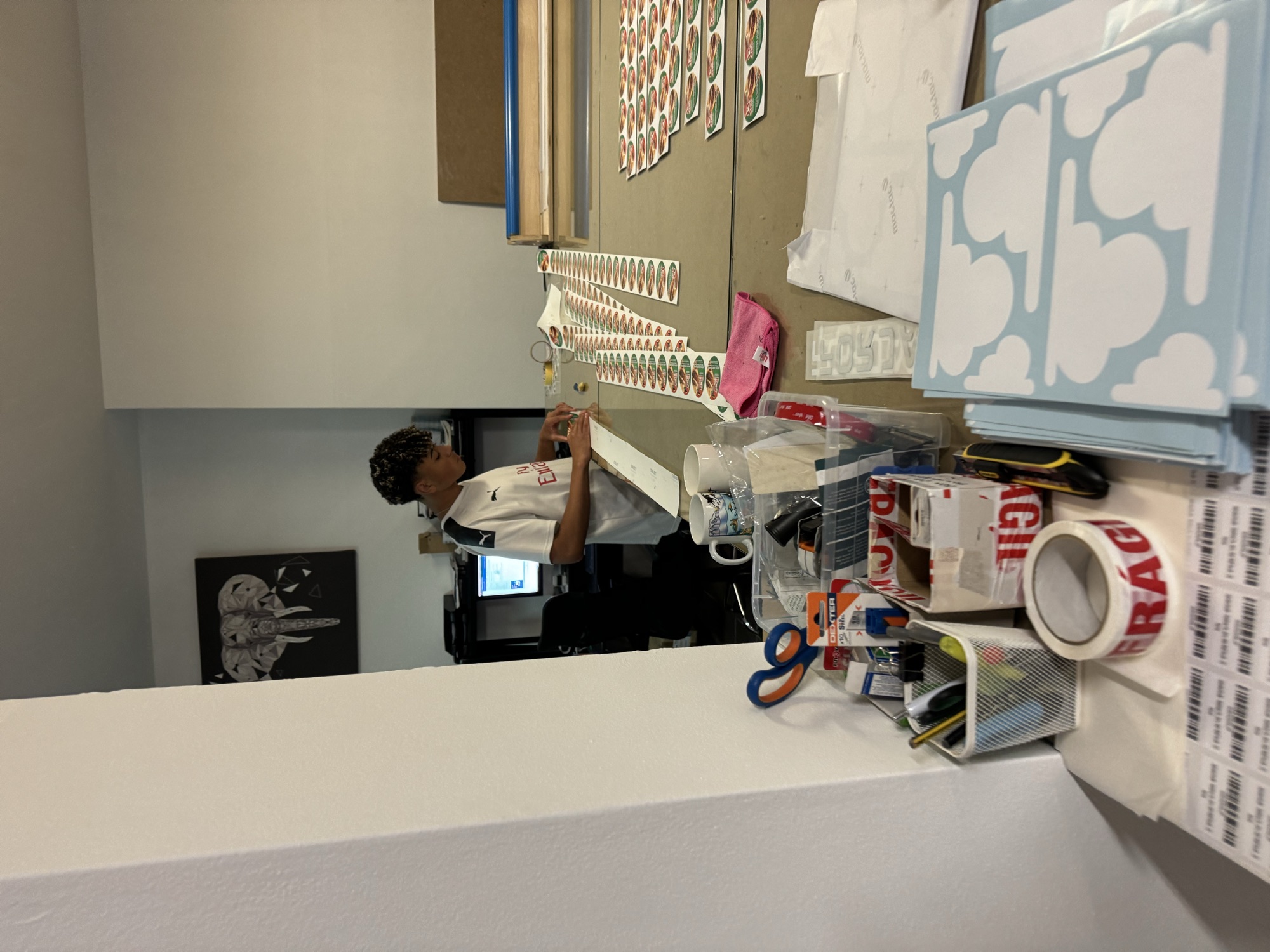 Davi echando una mano con los pedidos