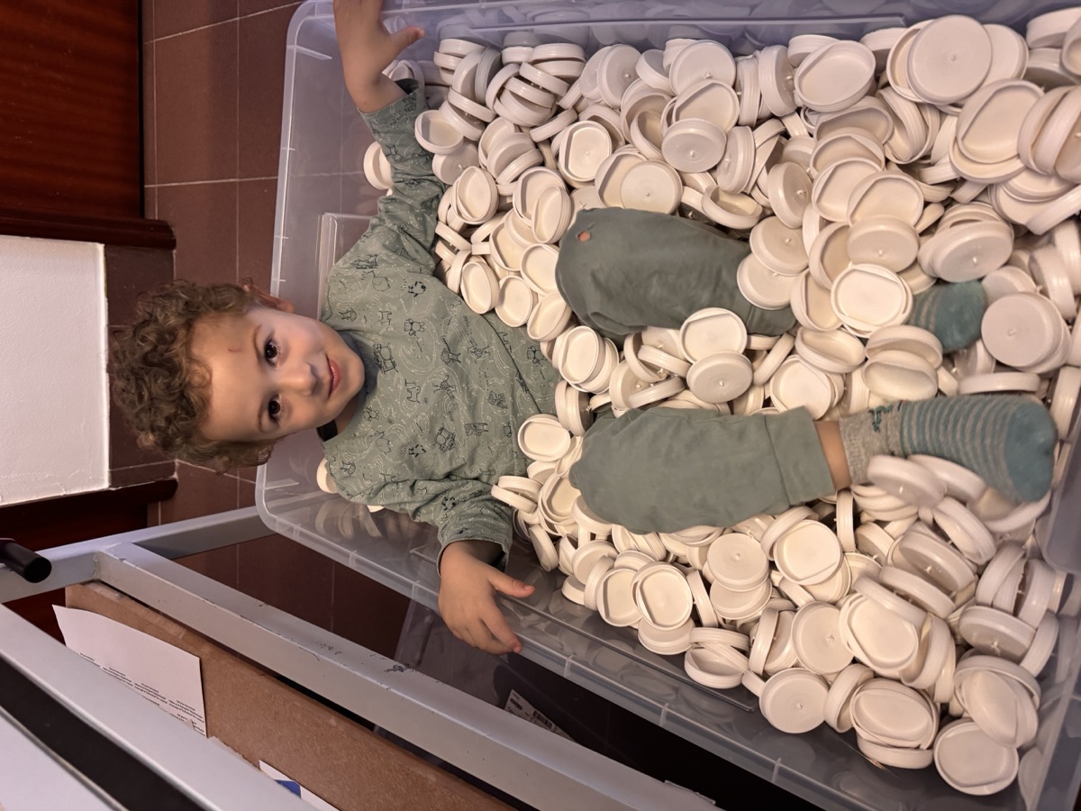Nuestro hijo jugando en el taller — el miembro más joven del equipo