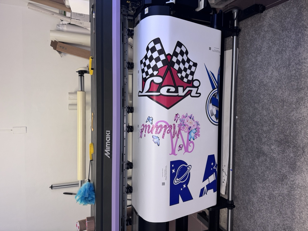 Impresora de gran formato produciendo vinilos decorativos personalizados