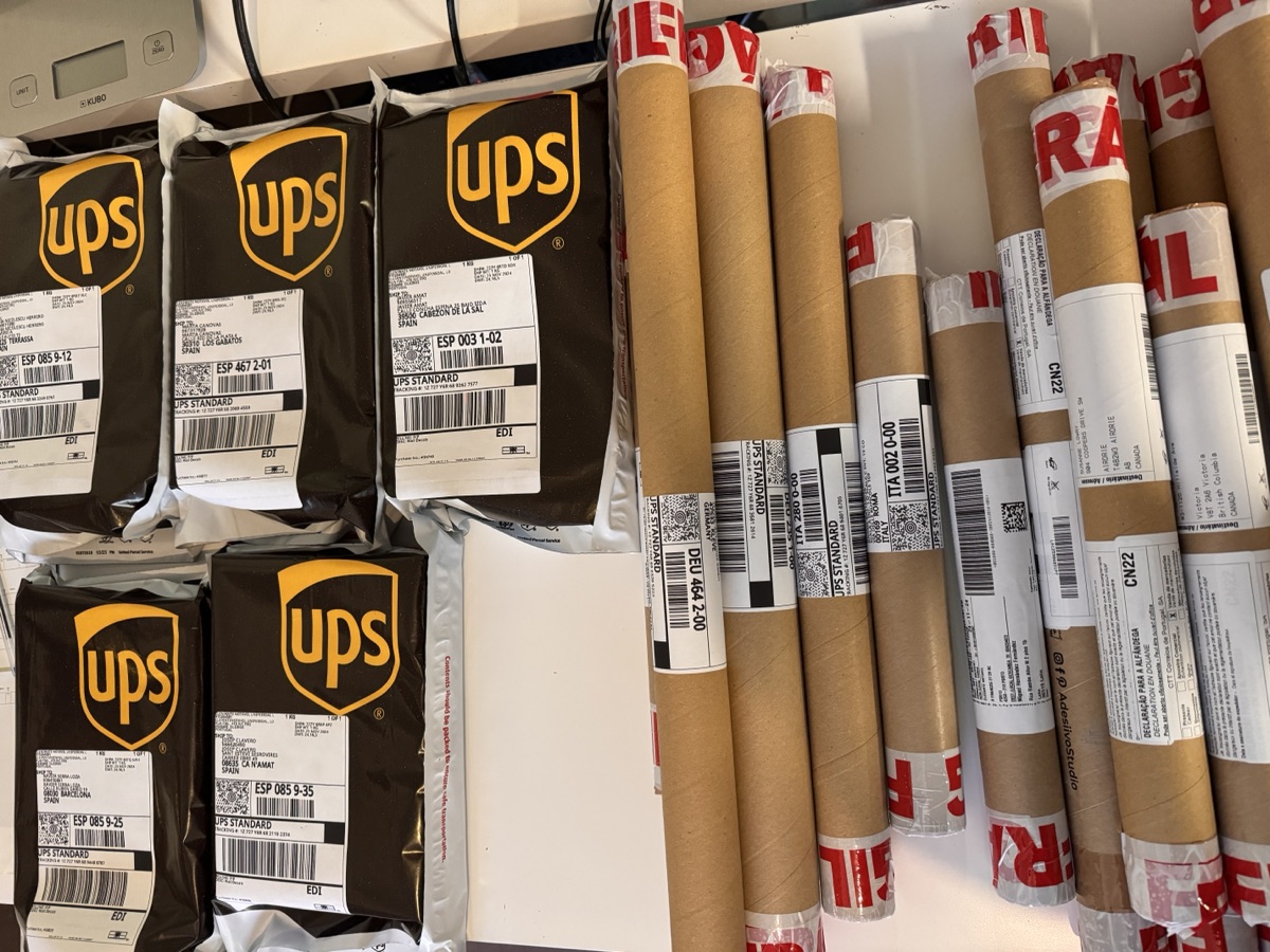 Paquetes UPS y tubos de envío listos para entrega internacional