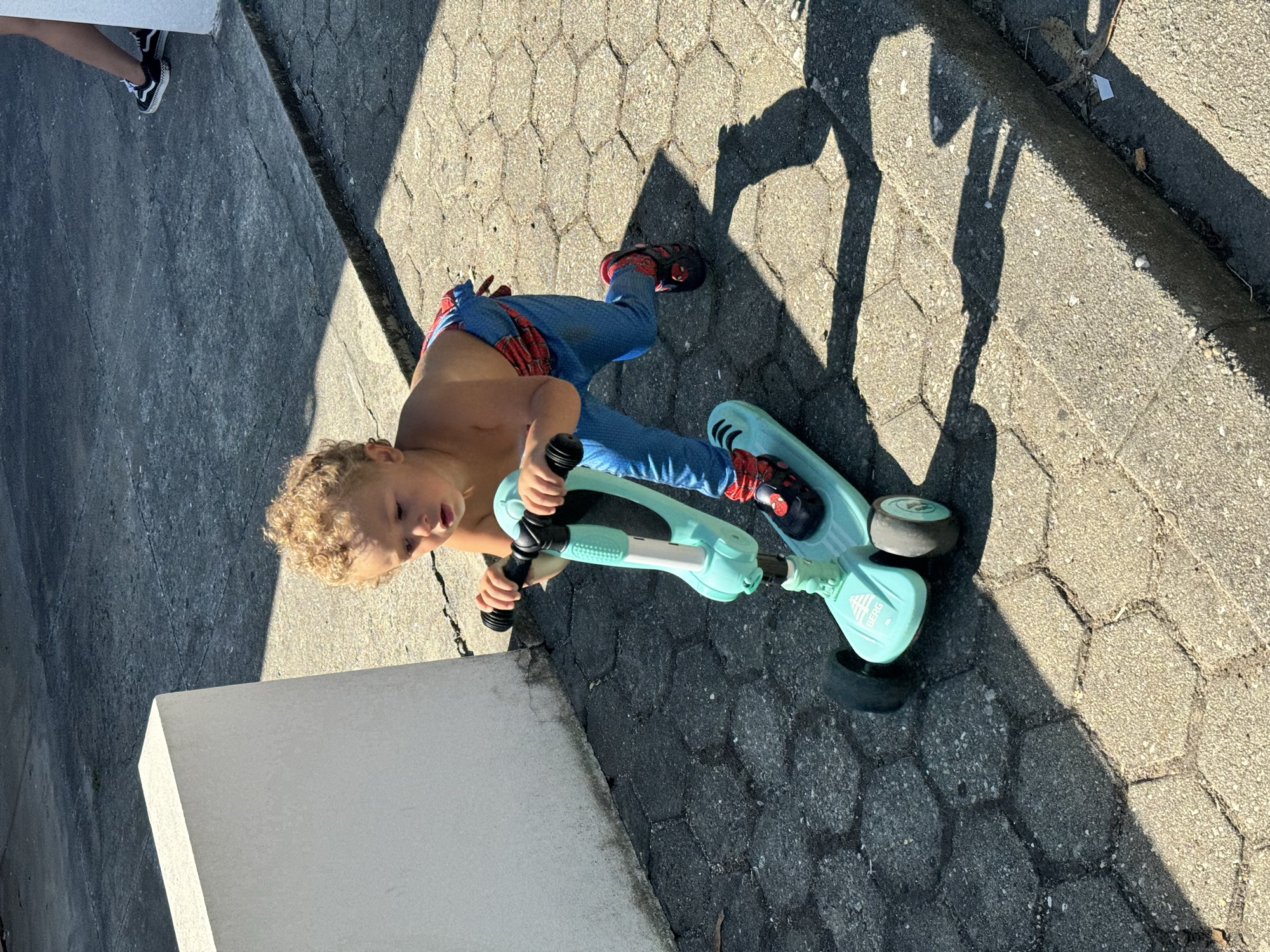 Theo jugando entre los tubos de envío