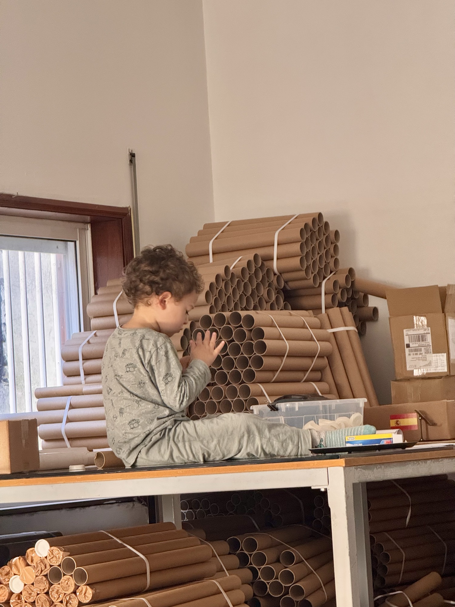 Theo organizando las tapas de nuestros tubos de envío