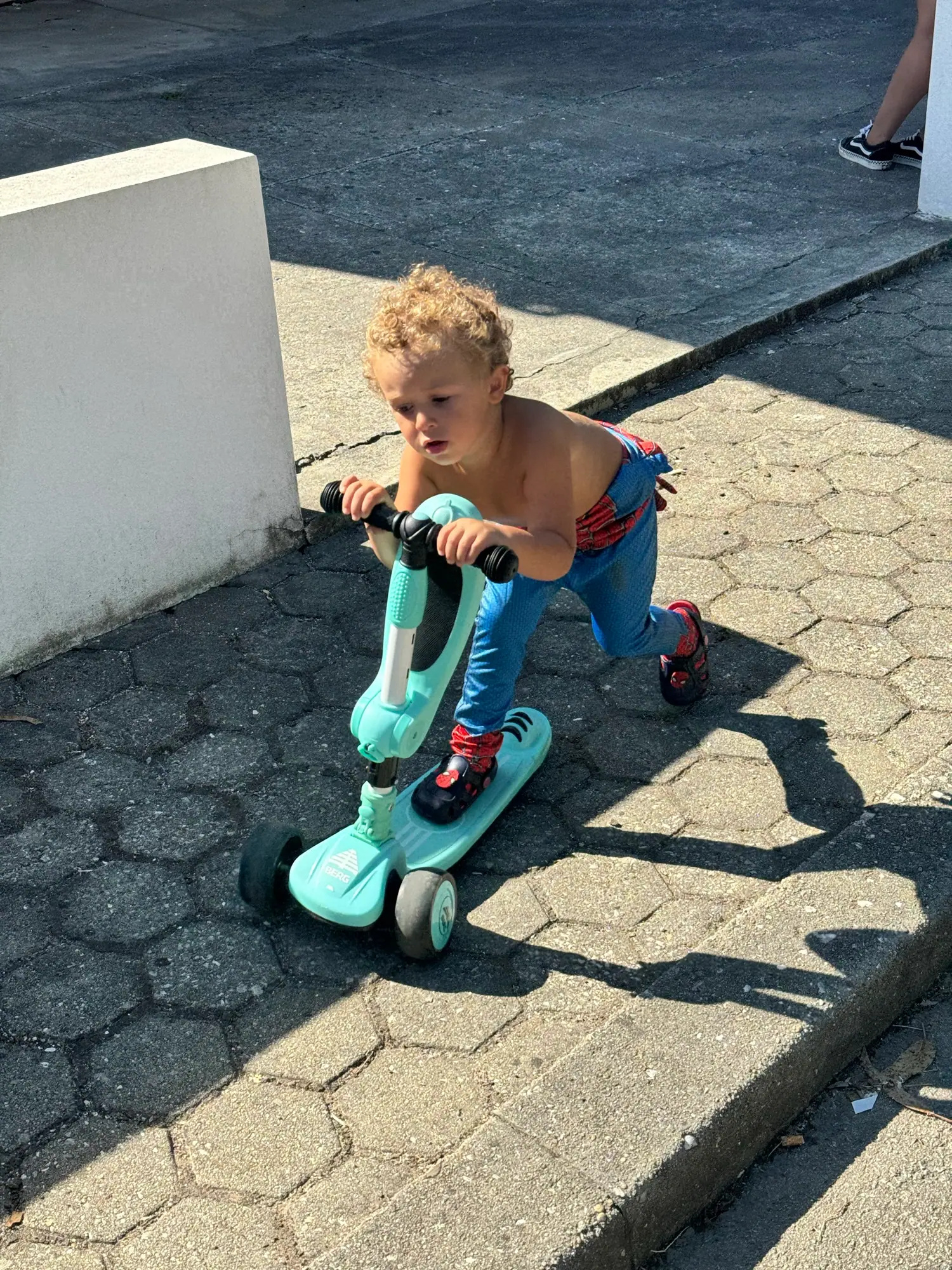 Theo jugando entre los tubos de envío