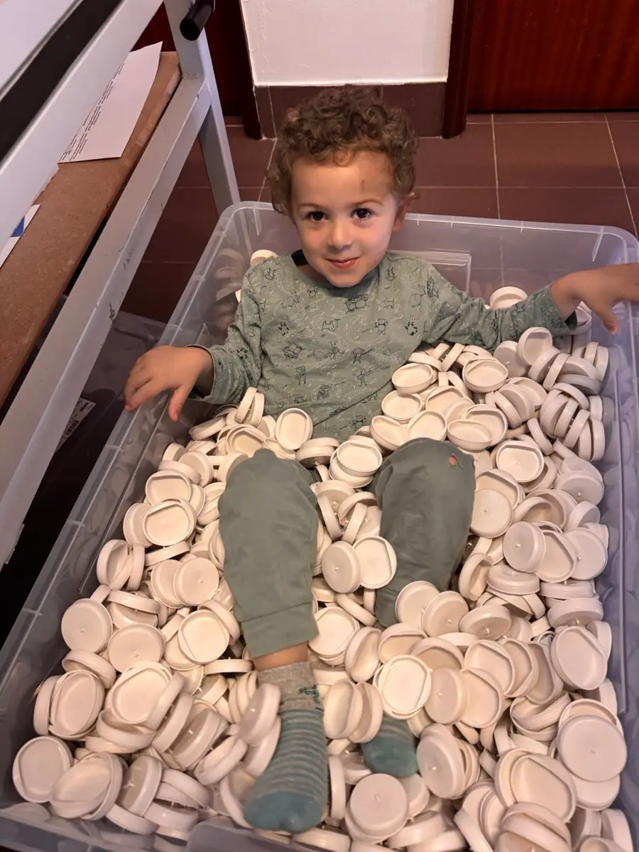 Nuestro hijo jugando en el taller — el miembro más joven del equipo