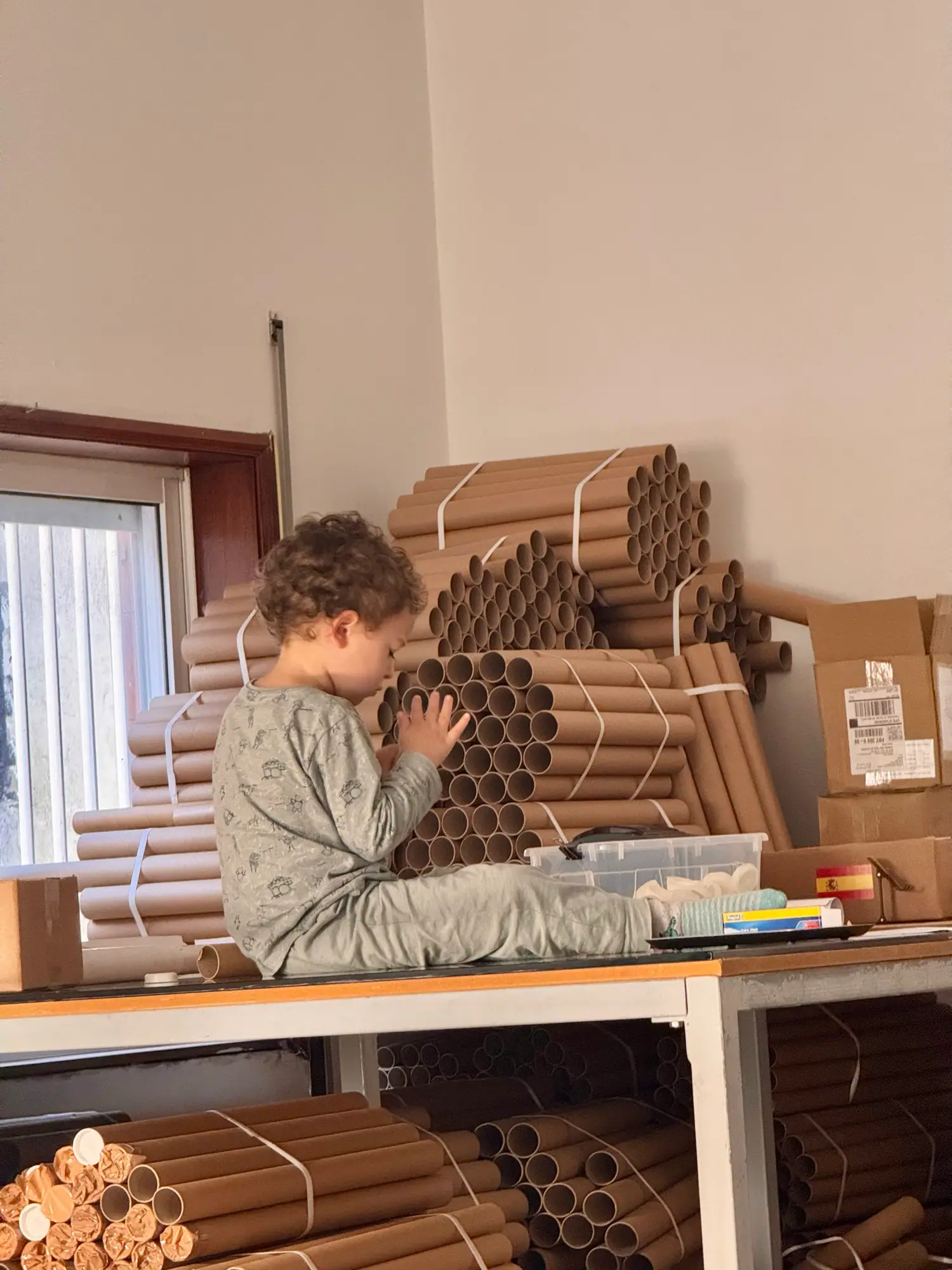 Theo organizando las tapas de nuestros tubos de envío