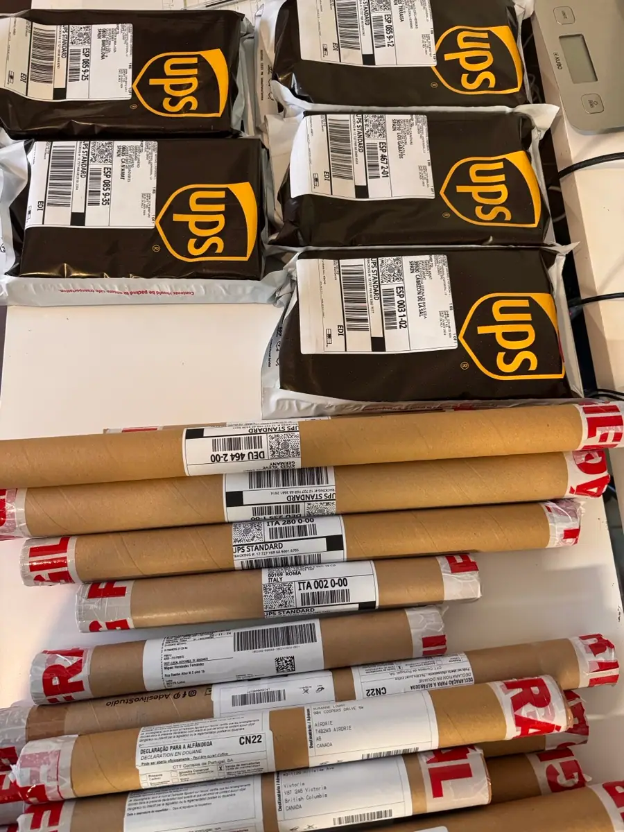 Paquetes UPS y tubos de envío listos para entrega internacional