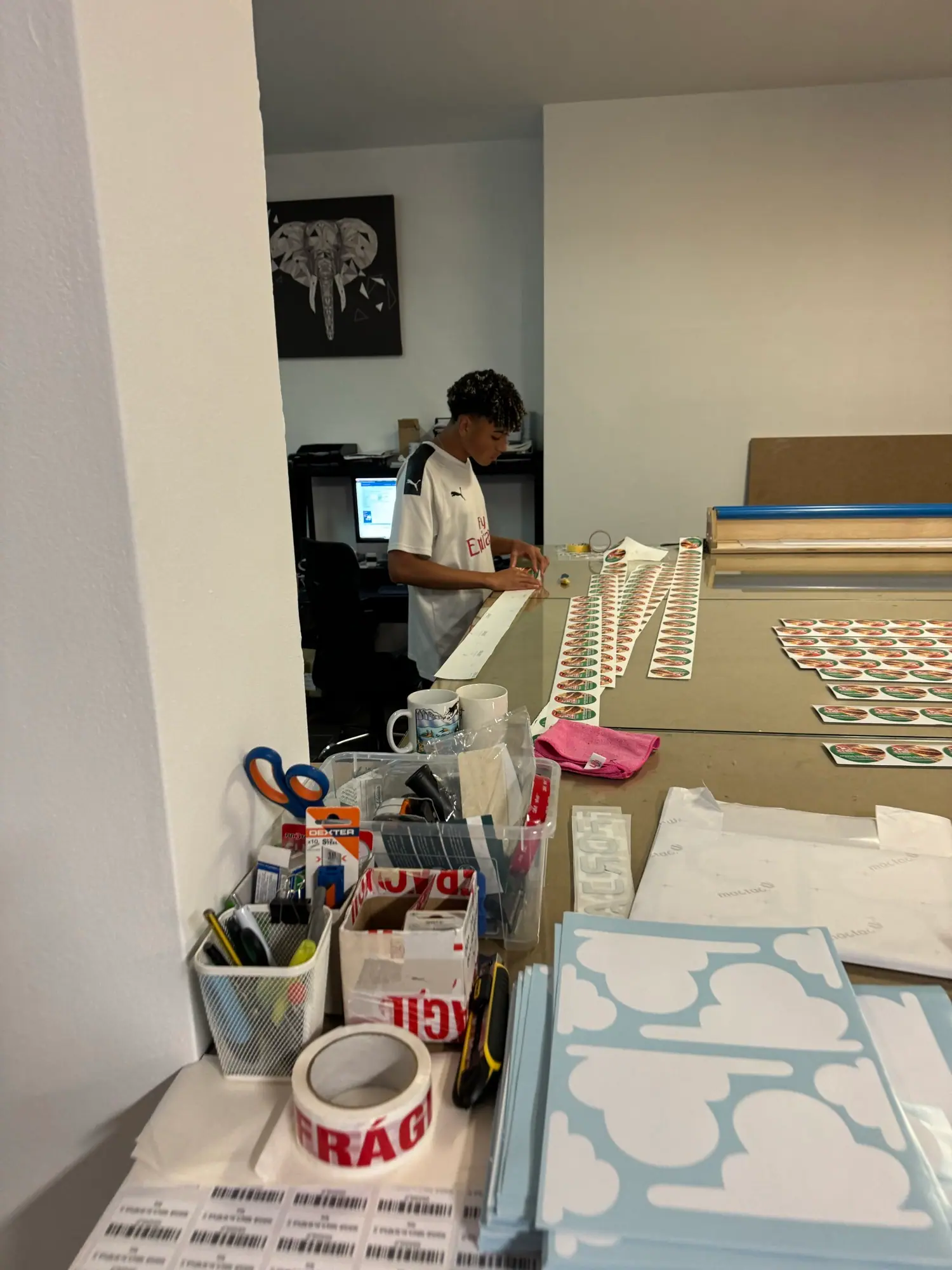 Davi echando una mano con los pedidos