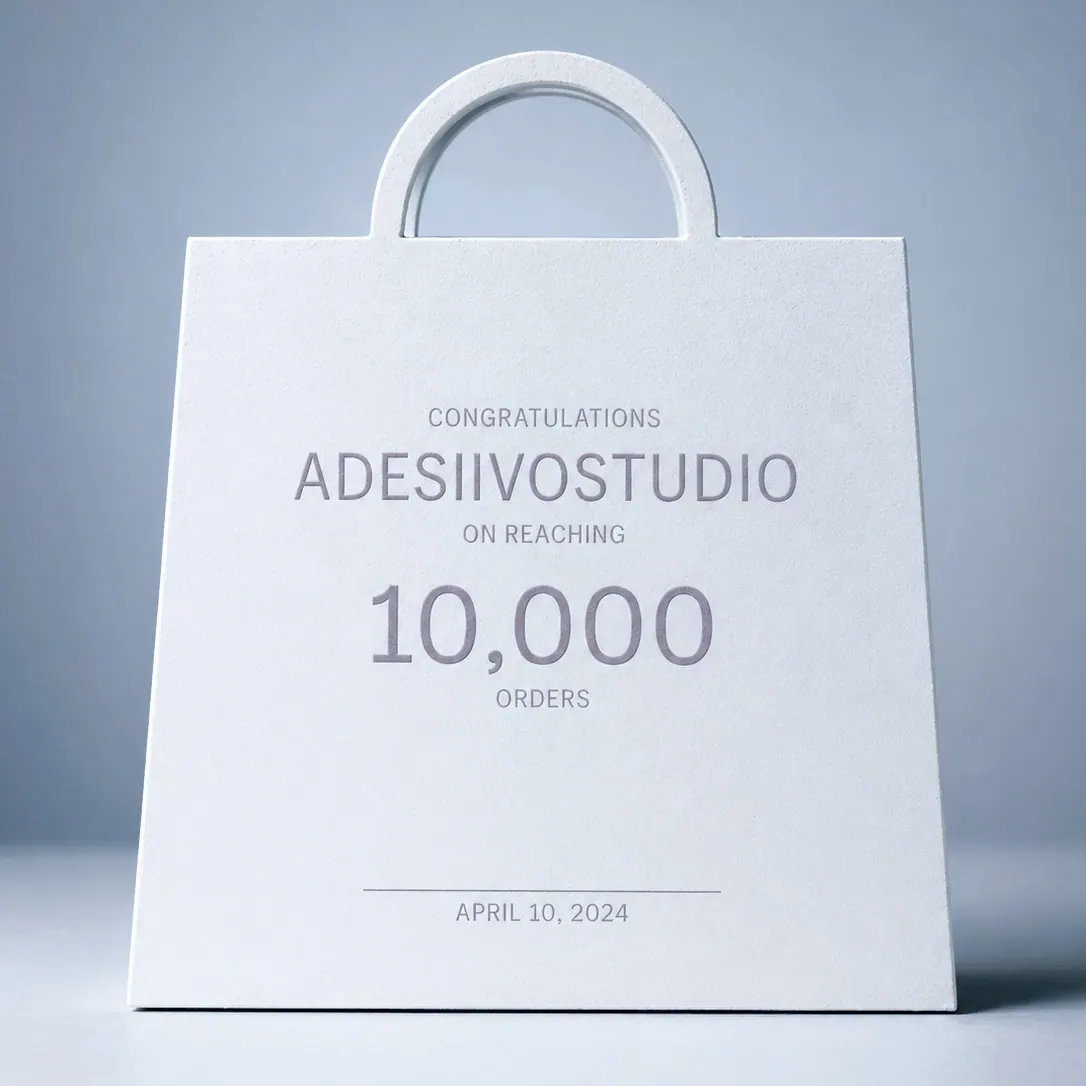 Troféu da Shopify pelas 10.000 encomendas, oferecido à AdesiivoStudio a 10 de Abril de 2024
