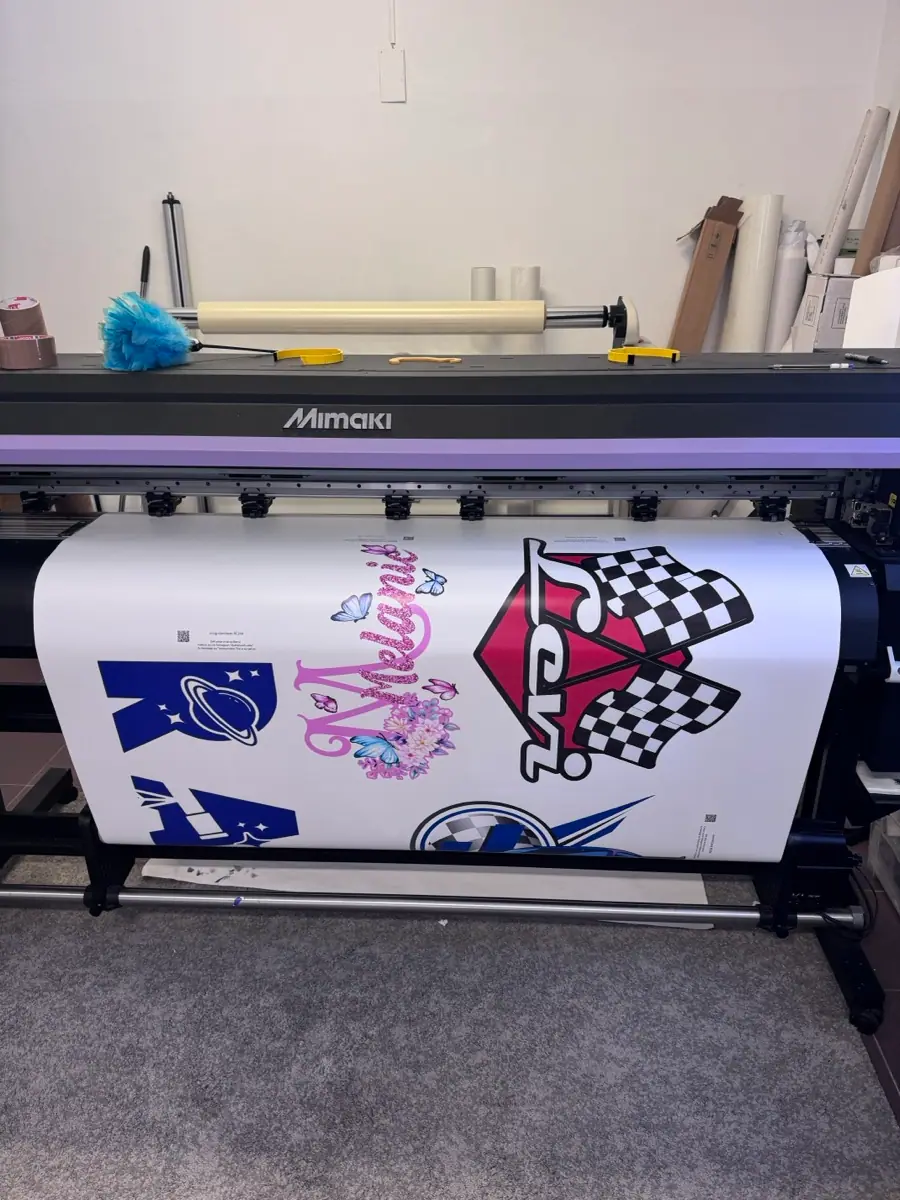Impresora de gran formato produciendo vinilos decorativos personalizados