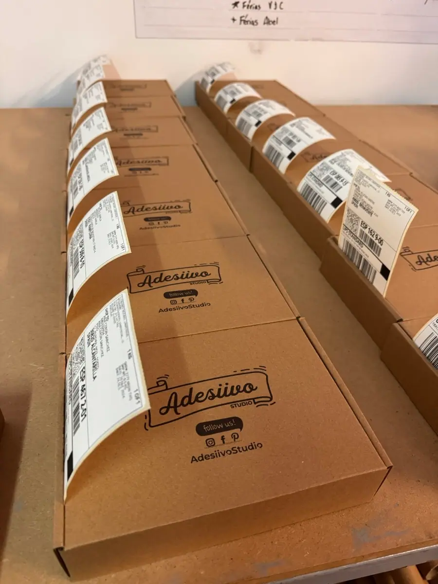 Cajas de la marca AdesiivoStudio listas para envío